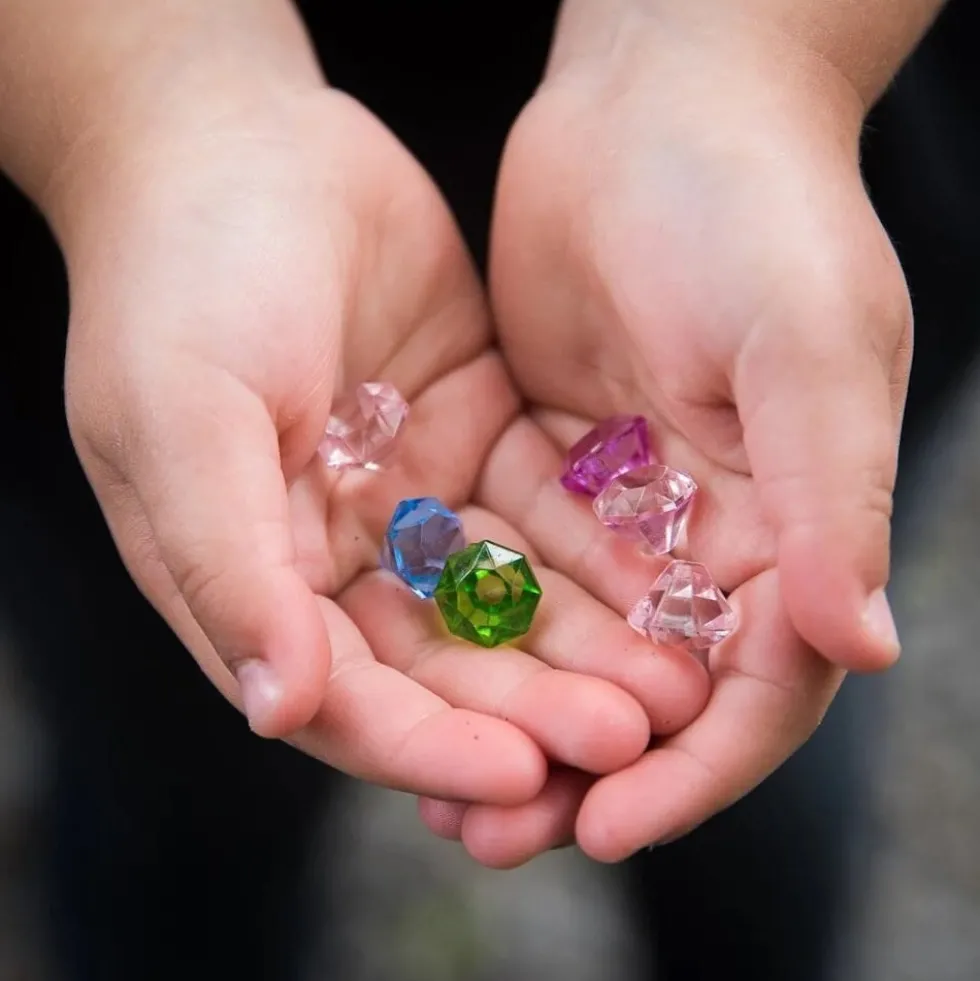 Liten skattkista med karta och diamanter